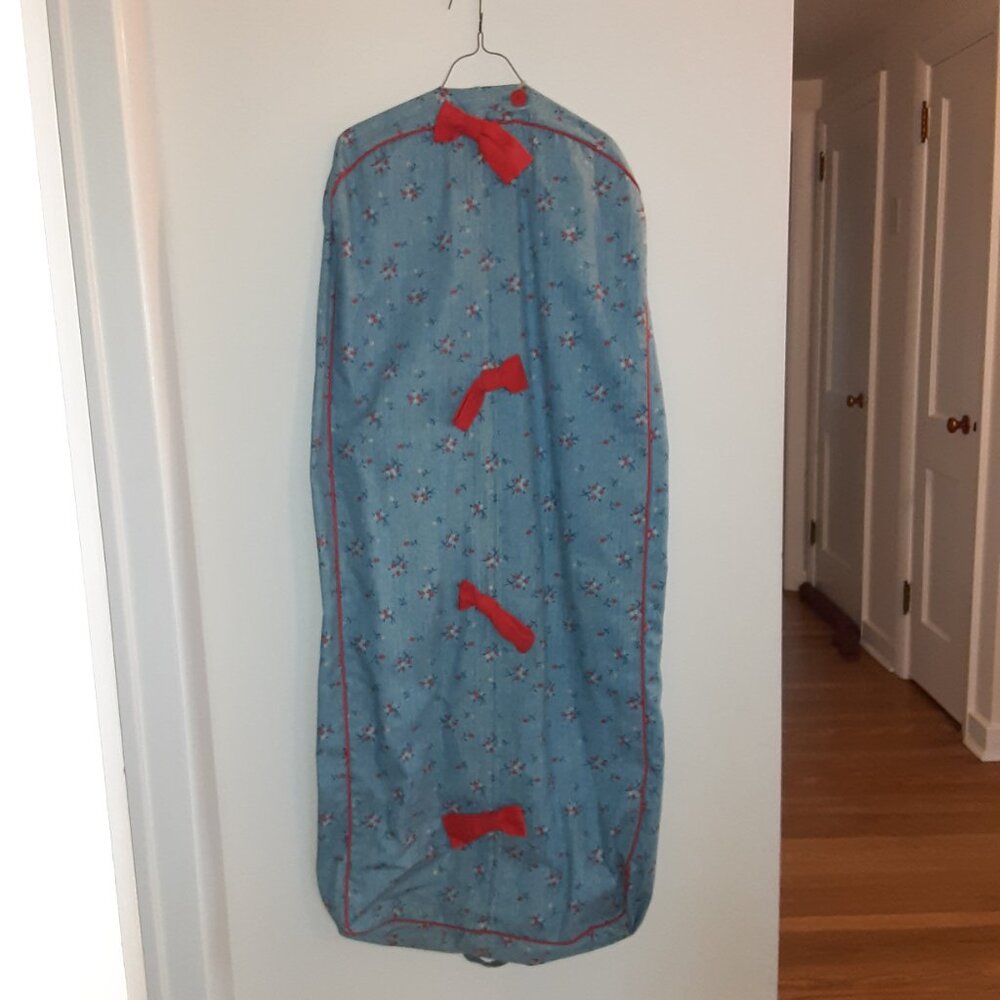 VTG 1970'S TANNER FINE LADIES WEAR CLOTH GARMENT BAG BLUE WITH RED FLOWERS BOWS